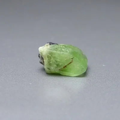 Peridot /Olivín surový minerál 3,6g Pakistán