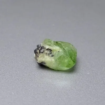 Peridot /Olivín surový minerál 3,6g Pakistán
