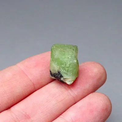 Peridot /Olivín surový minerál 3,6g Pakistán