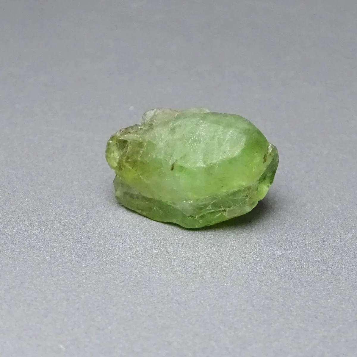 Peridot /Olivín surový minerál 7,1g Pakistán