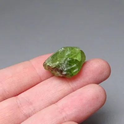 Peridot /Olivín surový minerál 7,1g Pakistán