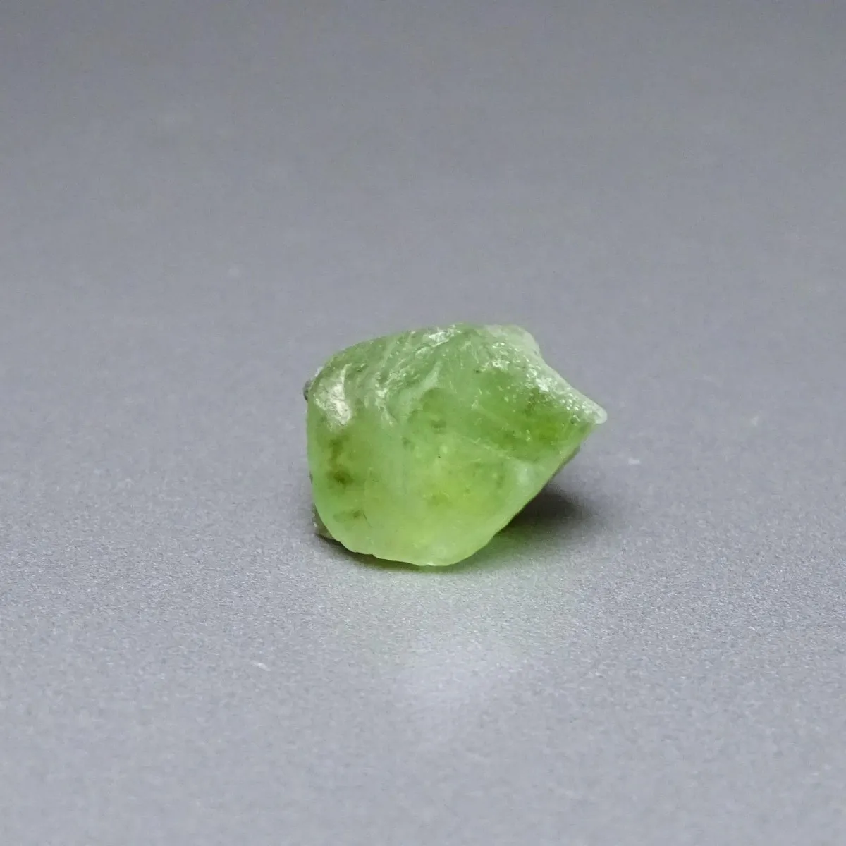 Peridot / Olivine crude mineral 3.9g, Pakistan