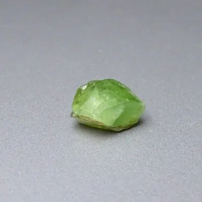 Peridot /Olivín surový minerál 3,9g Pakistán