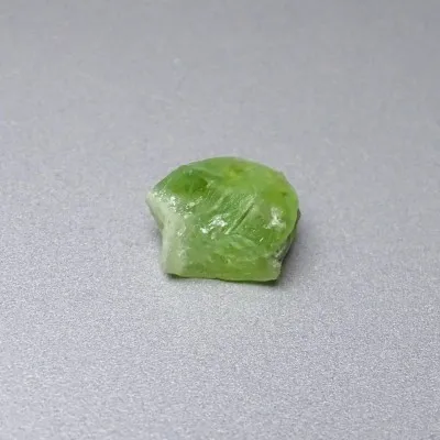 Peridot /Olivín surový minerál 3,9g Pakistán