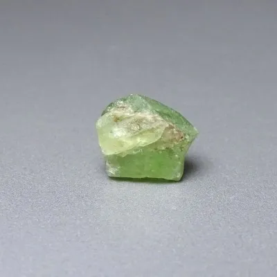 Peridot / Olivine crude mineral 3.9g, Pakistan