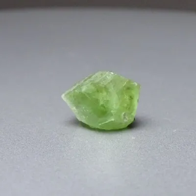 Peridot /Olivín surový minerál 3,9g Pakistán