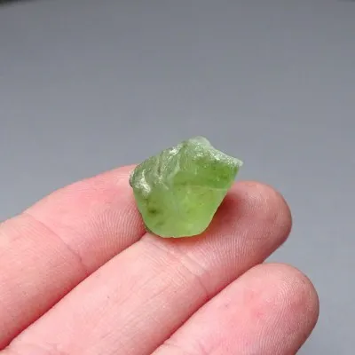Peridot /Olivín surový minerál 3,9g Pakistán