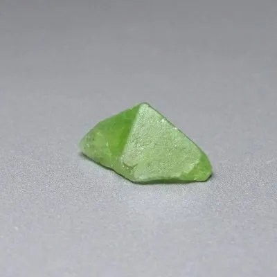 Peridot /Olivín surový minerál 2,9g Pakistán