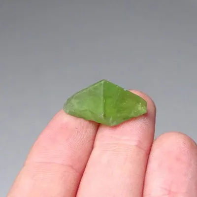 Peridot /Olivín surový minerál 2,9g Pakistán