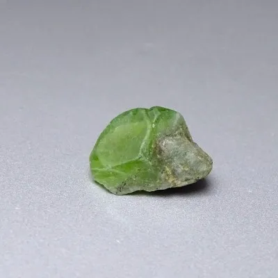 Peridot /Olivín surový minerál 6,5g Pakistán