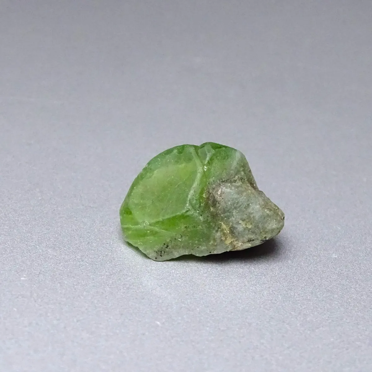 Peridot / Olivine crude mineral 6.5g, Pakistan