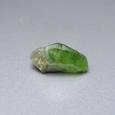 Peridot /Olivín surový minerál 6,5g Pakistán