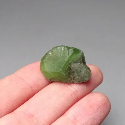 Peridot /Olivín surový minerál 6,5g Pakistán