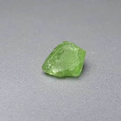 Peridot /Olivín surový minerál 3,1g Pakistán