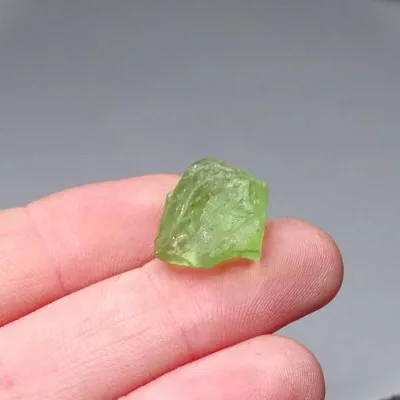 Peridot / Olivin Rohmineral 3,1g, Pakistan