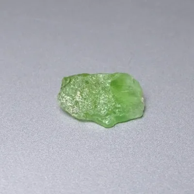 Peridot /Olivín surový minerál 4,2g Pakistán
