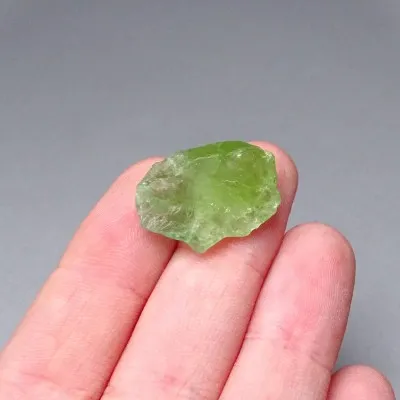 Peridot /Olivín surový minerál 4,2g Pakistán