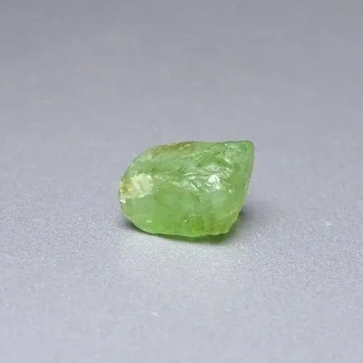 Peridot /Olivín surový minerál 3,7g Pakistán