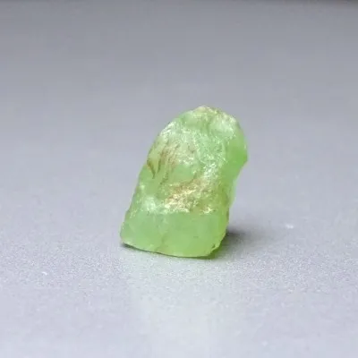 Peridot /Olivín surový minerál 3,7g Pakistán