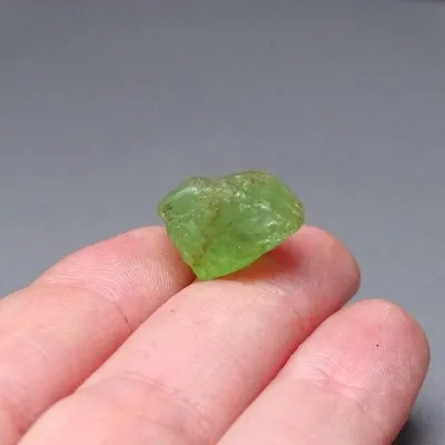 Peridot /Olivín surový minerál 3,7g Pakistán
