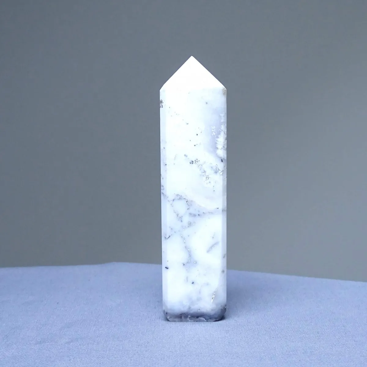 Dendritický opál (merlinit) obelisk 135g, Madagaskar