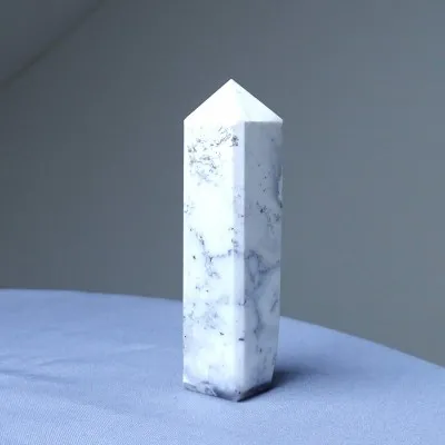 Dendritický opál (merlinit) obelisk 135g, Madagaskar