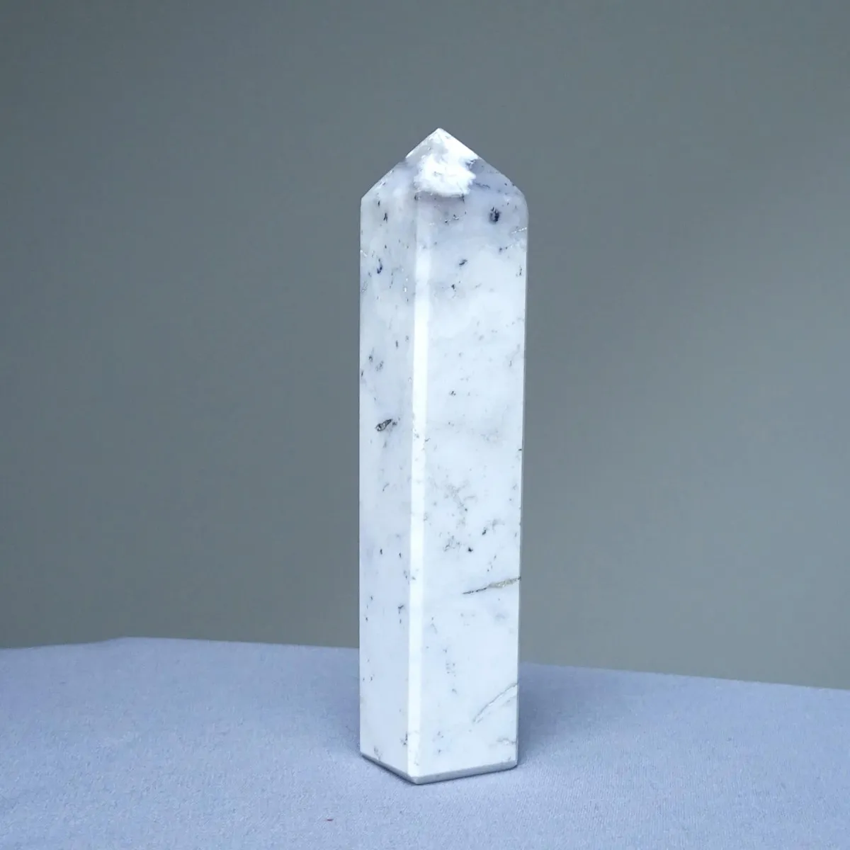 Dendritischer Opal (Merlinit) Obelisk 118g, Madagaskar