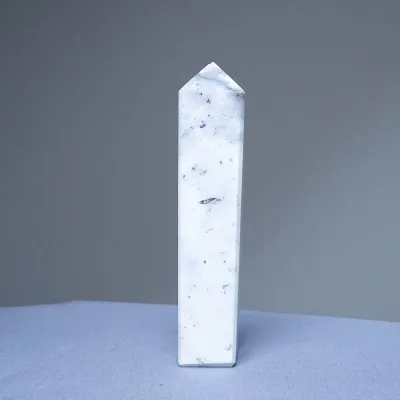 Dendritischer Opal (Merlinit) Obelisk 118g, Madagaskar