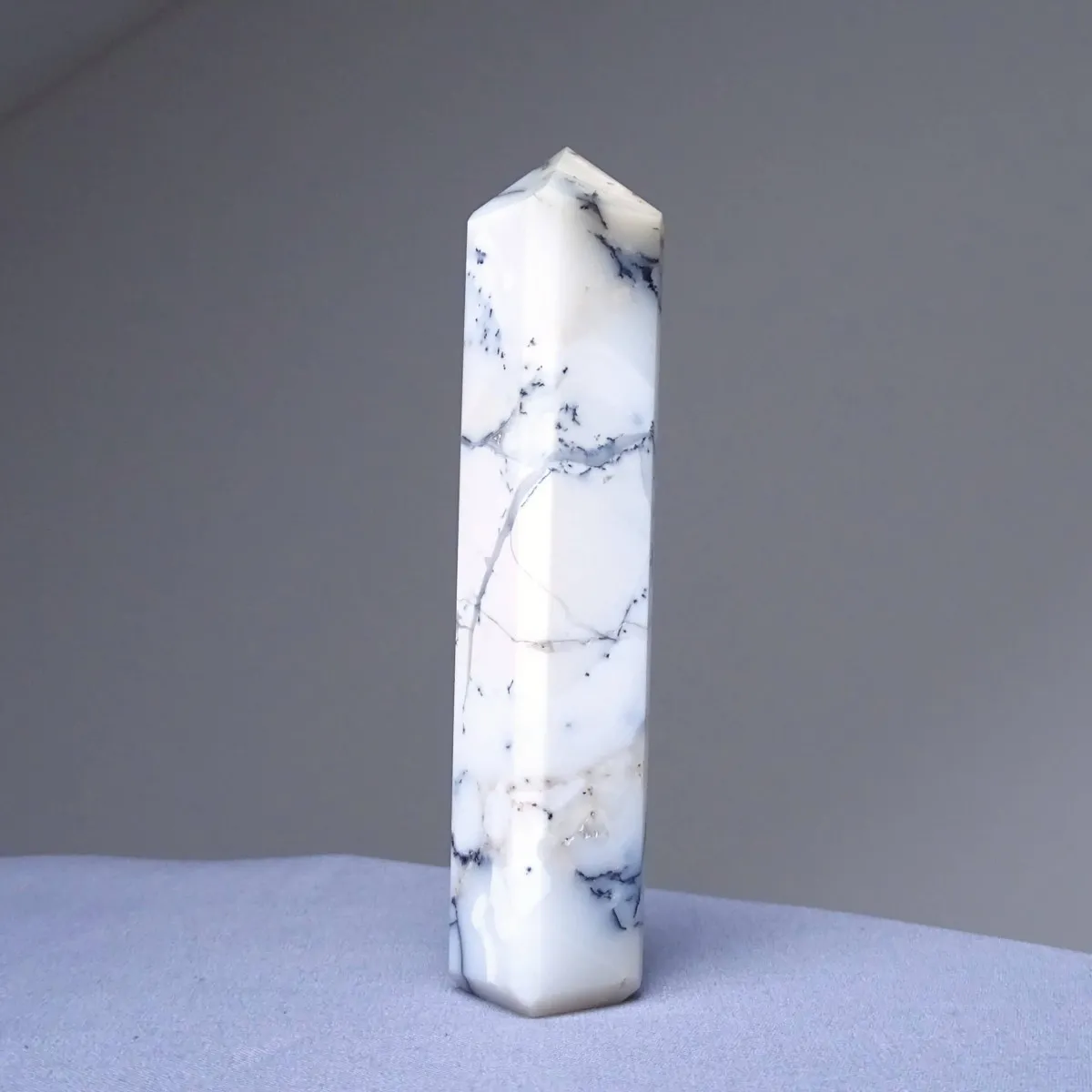 Dendritický opál (merlinit) obelisk 96g, Madagaskar