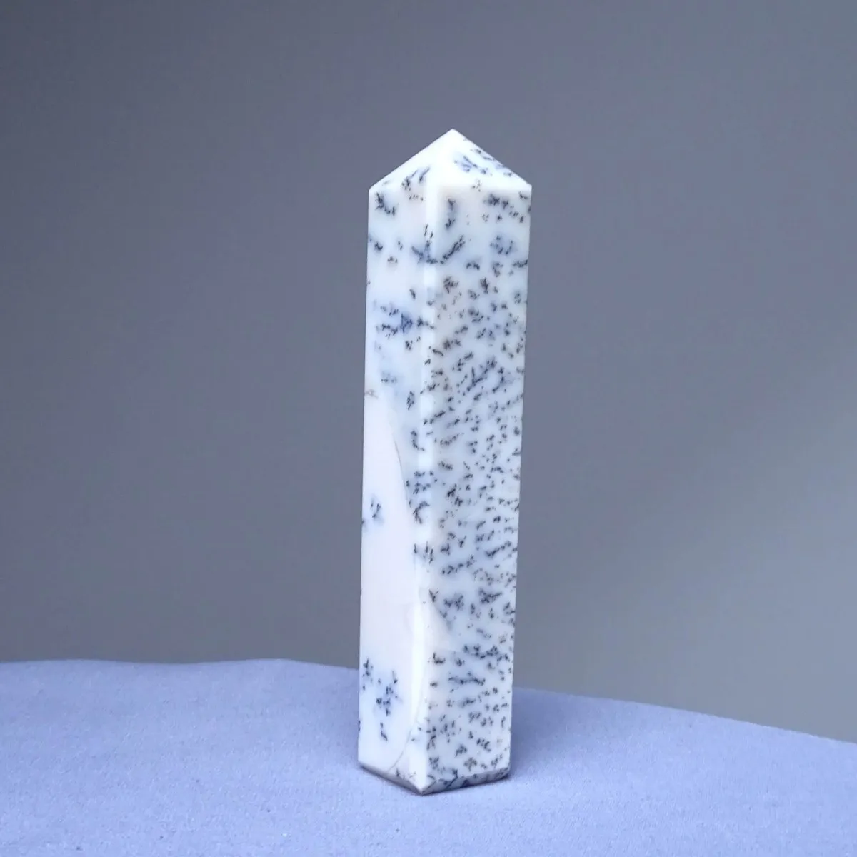 Dendritický opál (merlinit) obelisk 107g, Madagaskar