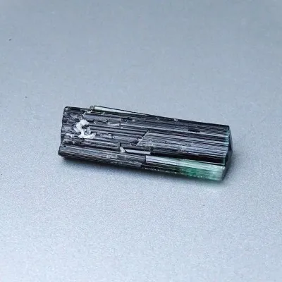 Turmalín přírodní krystal 8,9g, Pakistán