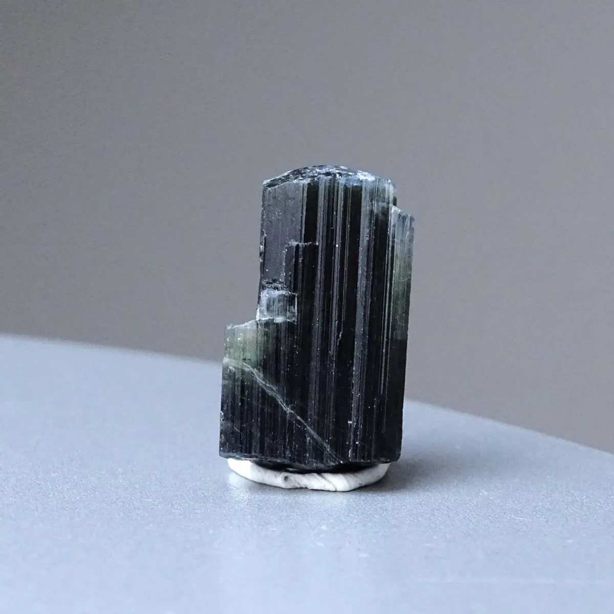 Turmalín přírodní krystal 3,9g, Pakistán