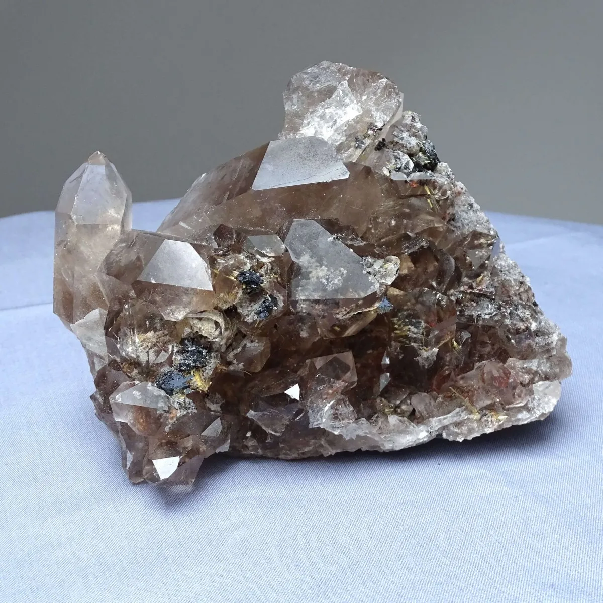 Rauchige Naturkristalle mit Rutil 817g, Brasilien