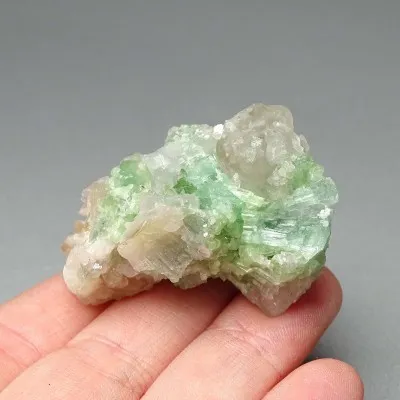 Natürlicher Turmalin in Quarz 31 g, Pakistan