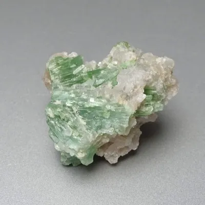 Turmalín přírodní v křemeni 54g, Pakistán