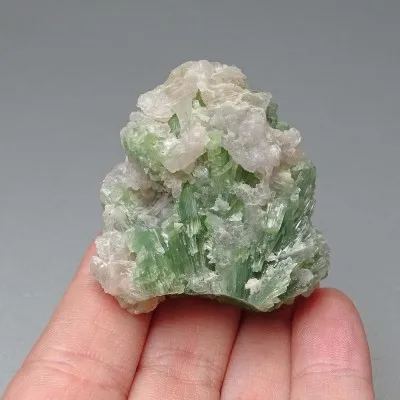 Turmalín přírodní v křemeni 54g, Pakistán