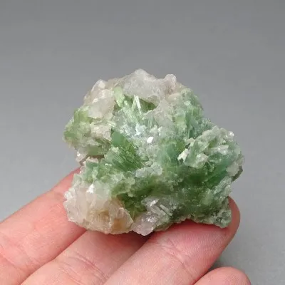 Turmalín přírodní v křemeni 54g, Pakistán
