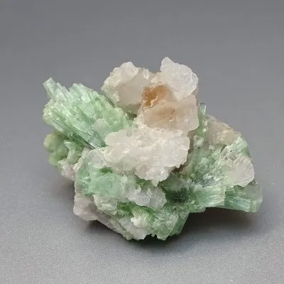 Natürlicher Turmalin in Quarz 49g, Pakistan