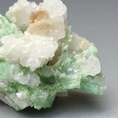 Natürlicher Turmalin in Quarz 49g, Pakistan