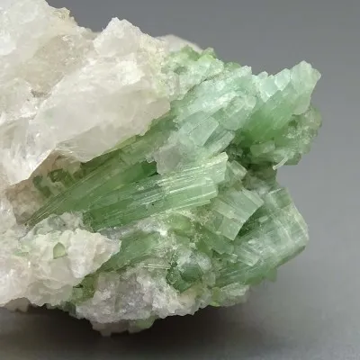 Natürlicher Turmalin in Quarz 49g, Pakistan