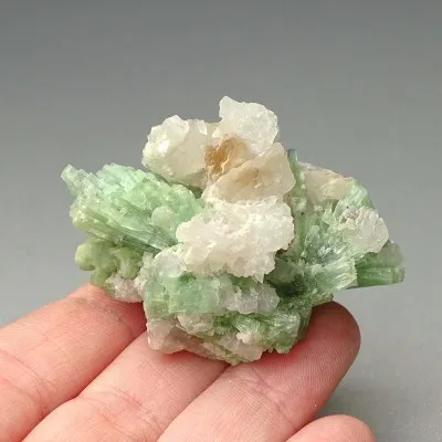 Natürlicher Turmalin in Quarz 49g, Pakistan