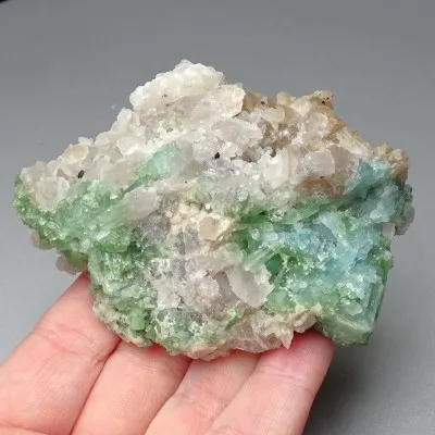Natürlicher Turmalin in Quarz 157g, Pakistan