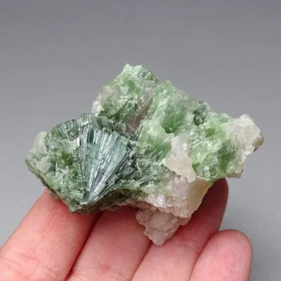 Natürlicher Turmalin in Quarz 64g, Pakistan