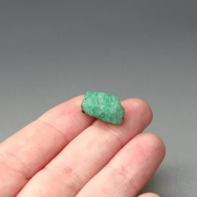 Emerald natural crystal in rock 2.2g, Pakistan