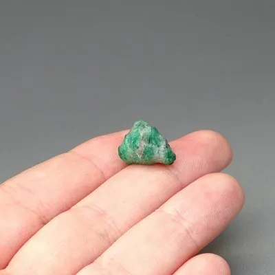 Emerald natural crystal in rock 2.1g, Pakistan
