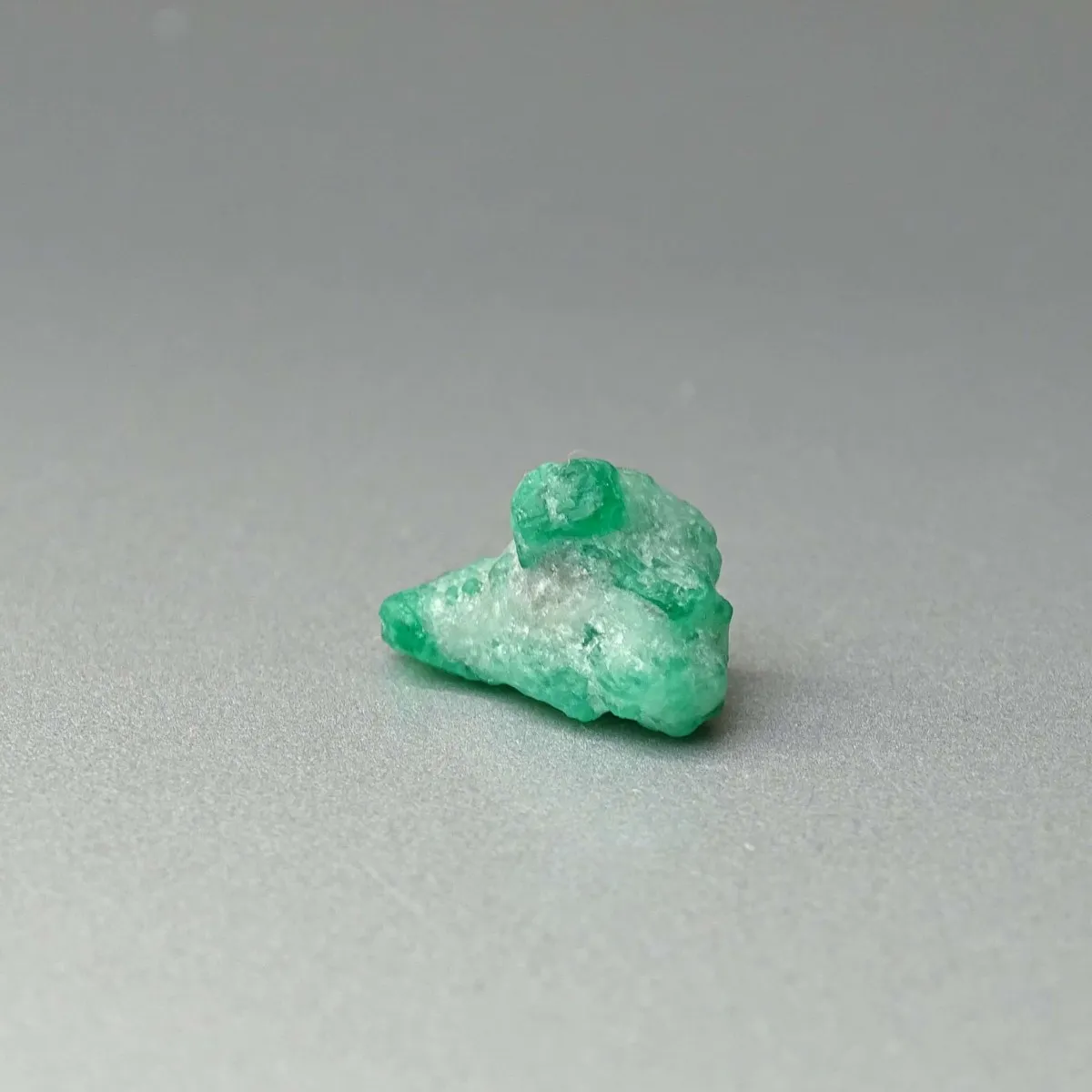 Smaragd přírodní krystal 1,2g, Pakistán