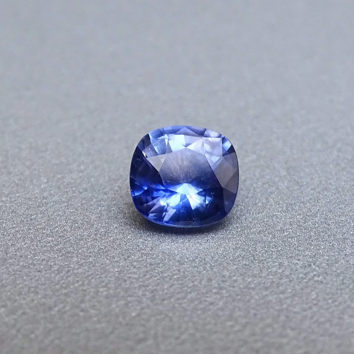 Safír modrý přírodní 1,18ct, Srí Lanka GIA certifikát