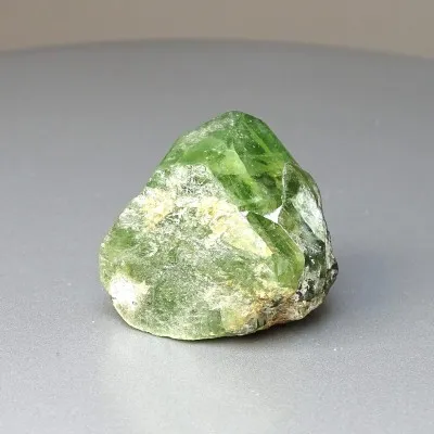 Peridot /Olivín přírodní krystal 66,6g Pakistán
