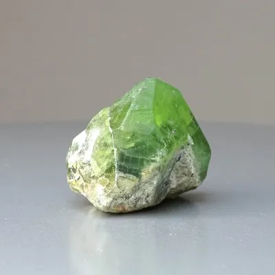 Peridot /Olivín přírodní krystal 66,6g Pakistán