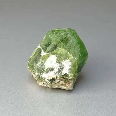 Peridot /Olivín přírodní krystal 66,6g Pakistán